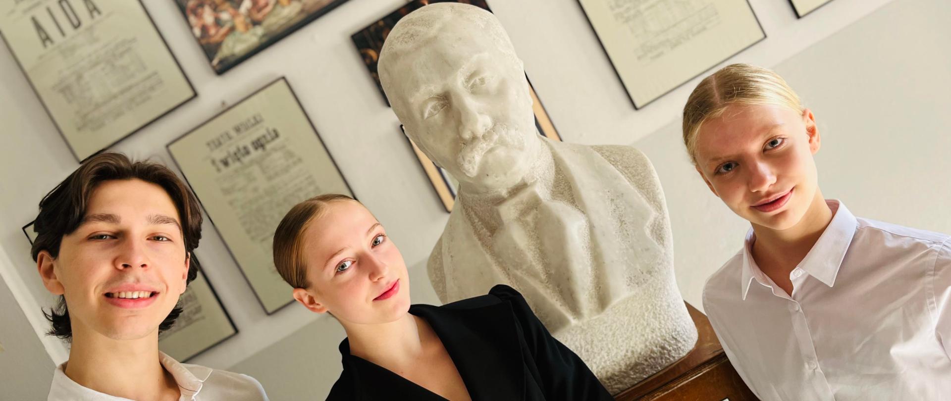 Samorząd uczniowski w roku szkolnym 2023/2024 - od lewej strony: Mateusz Buszka, Lidia Pietrzak, Maria Zbożeń.