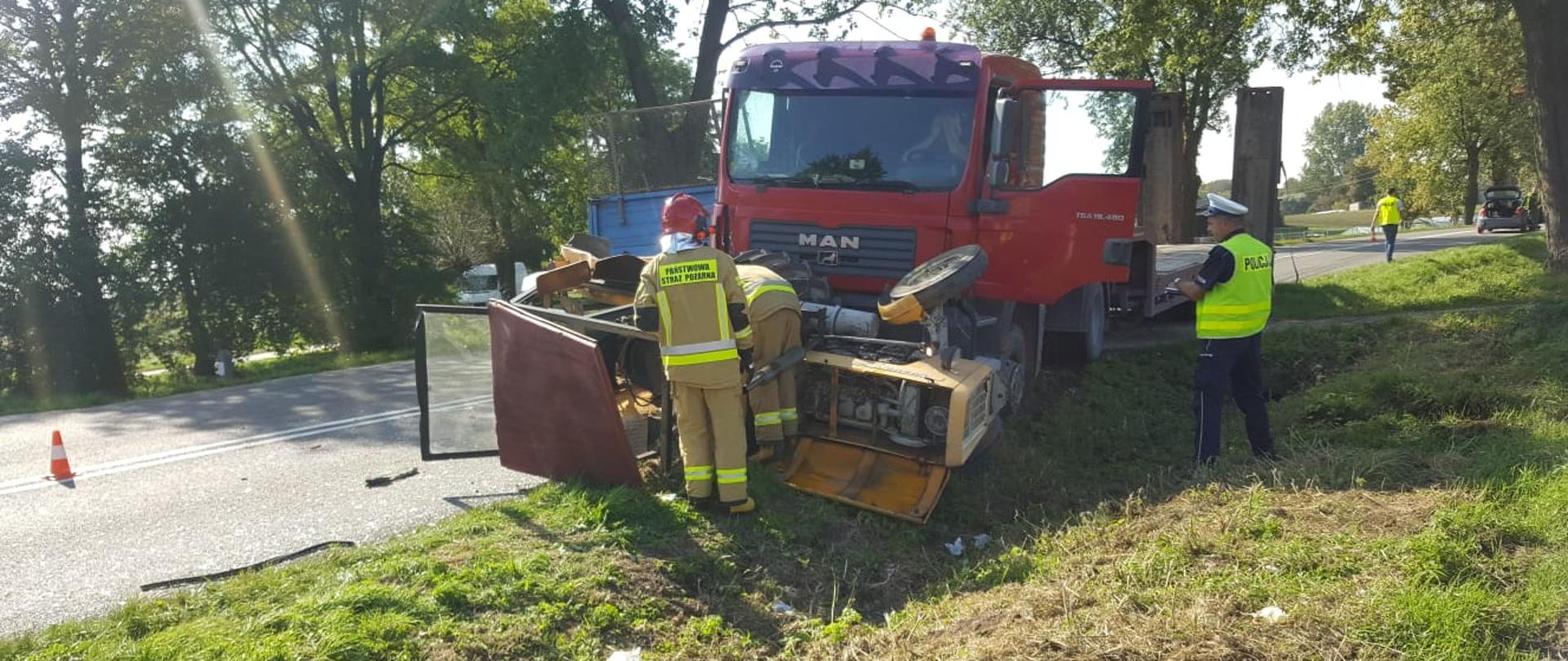 Strażacy odłączają źródło zasilania elektrycznego ciągnika rolniczego