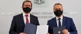 Wojewoda Mikołaj Bogdanowicz i burmistrz Dariusz Witczak prezentują podpisaną umowę