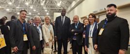 Zdjęcie grupowe, siedmiu uczestników polsko-mozambickich rozmów; czwarty od prawej strony chargé d’affaires Jacek Chodorowicz; 