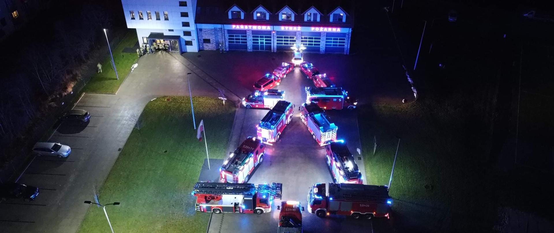 Na zdjęciu choinka z samochodów pożarniczych