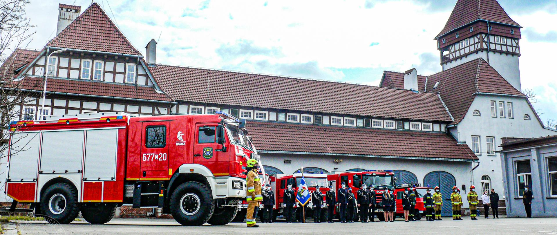 Zdjęcie z uroczystego przekazania nowego samochodu pożarniczego dla OSP Makoszowy.