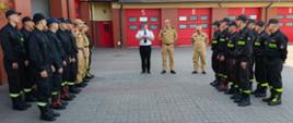 Na zdjęciu przebieg uroczystej zmiany służby - przywitanie nowych aspirantów.