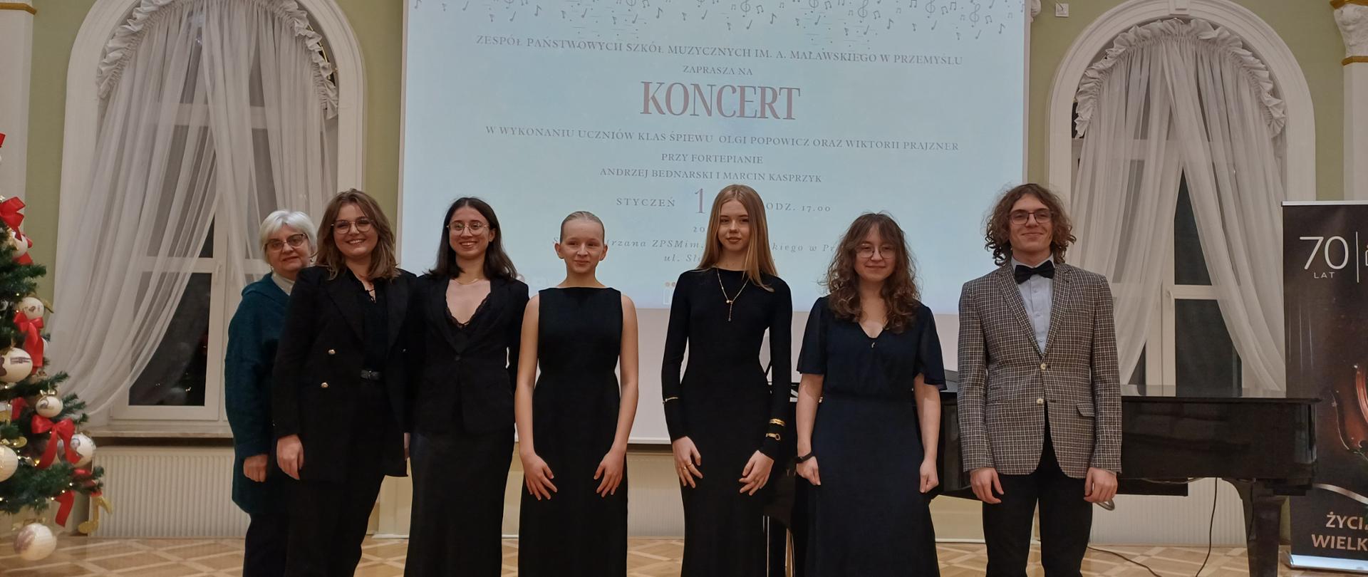 Uczestnicy koncertu wokalnego klasy śpiewu Olgi Popowicz i Wiktorii Prajzner