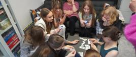 Wychowawca wraz z wychowankami, które zwyciężyły w teście wiedzy z zajęć