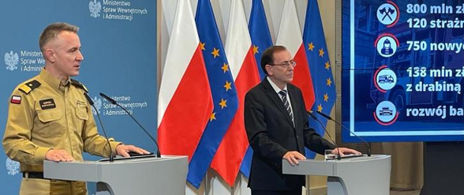 od lewej: nadbryg. Andrzej Bartkowiak – komendant główny Państwowej Straży Pożarnej i Minister Spraw Wewnętrznych i Administracji Mariusz Kamiński 