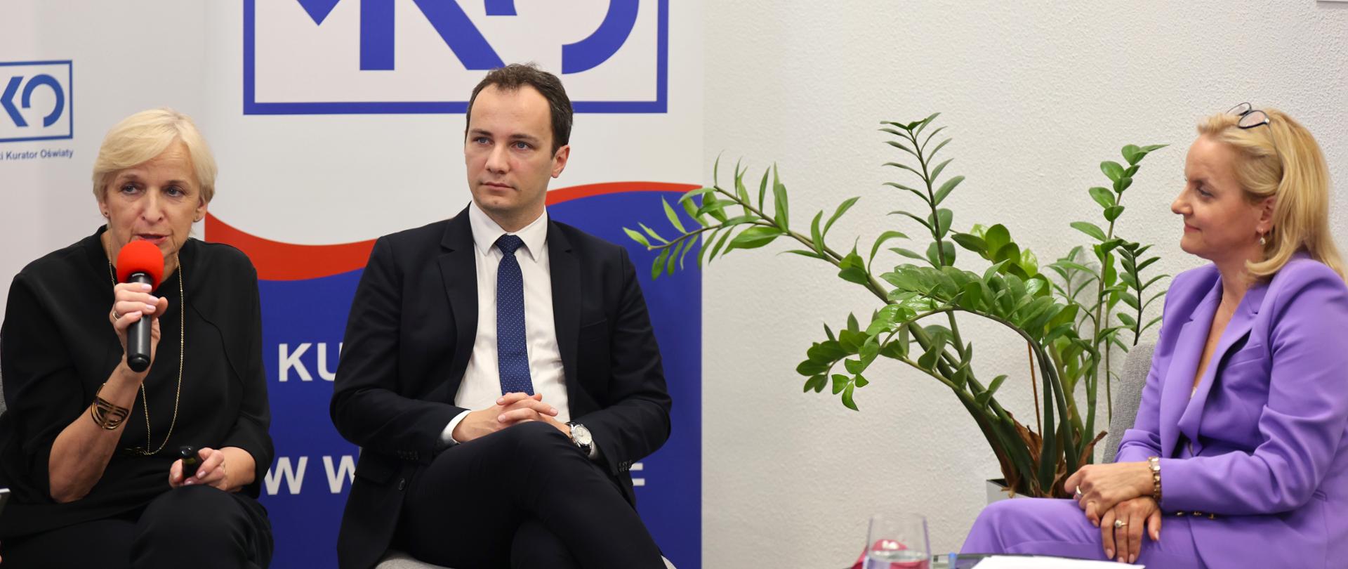 Na zdjęciu widać kobiety i mężczyzn