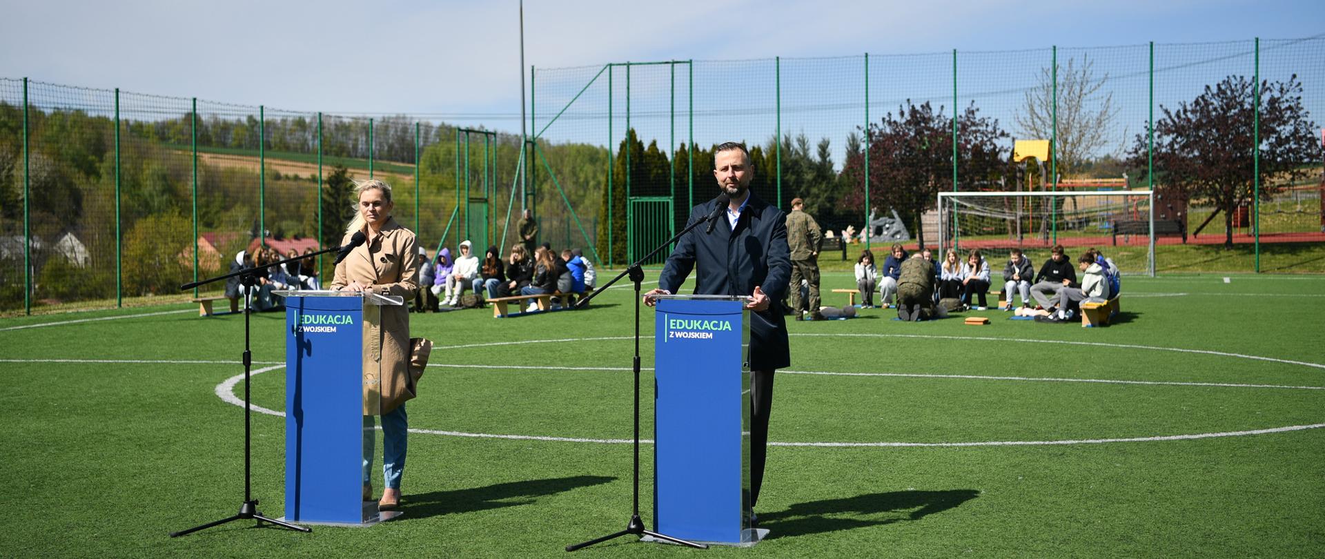 27 kwietnia 2026 r. w Zespole Szkolno-Przedszkolnym w Pałecznicy odbyła się inauguracja V edycji programu „Edukacja z wojskiem” z udziałem Władysława Kosiniaka-Kamysza, wicepremiera - ministra obrony narodowej oraz Barbary Nowackiej, minister edukacji, a następnie lekcja pokazowa. Fot. plut. Wojciech Król/MON