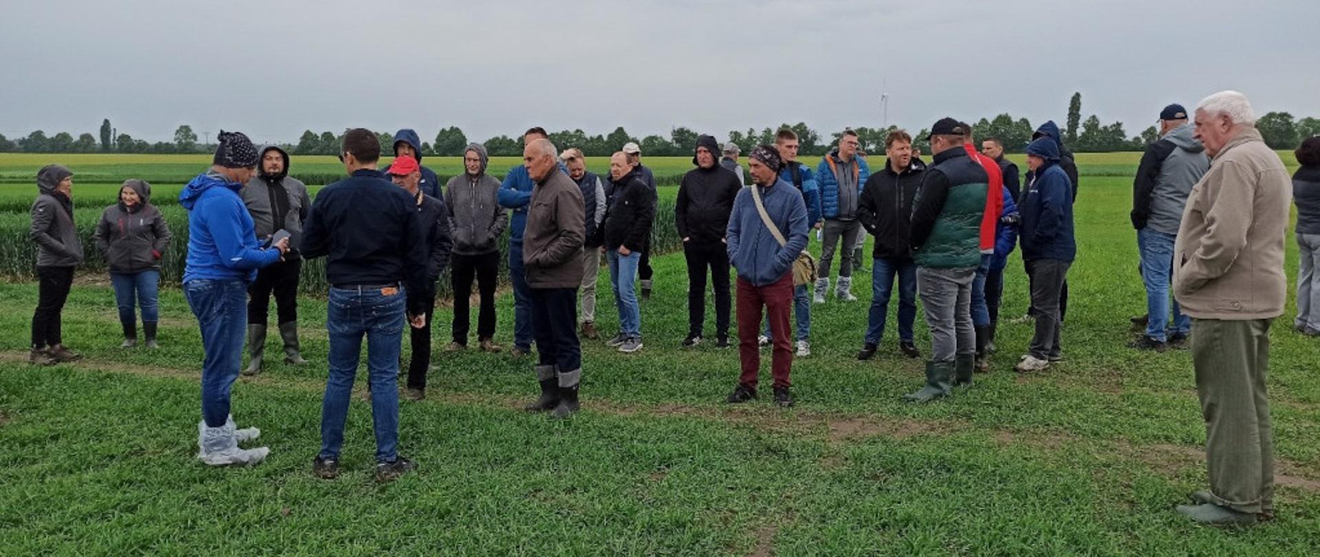 Kwalifikatorzy akredytowani stojący na poletkach HR Strzelce