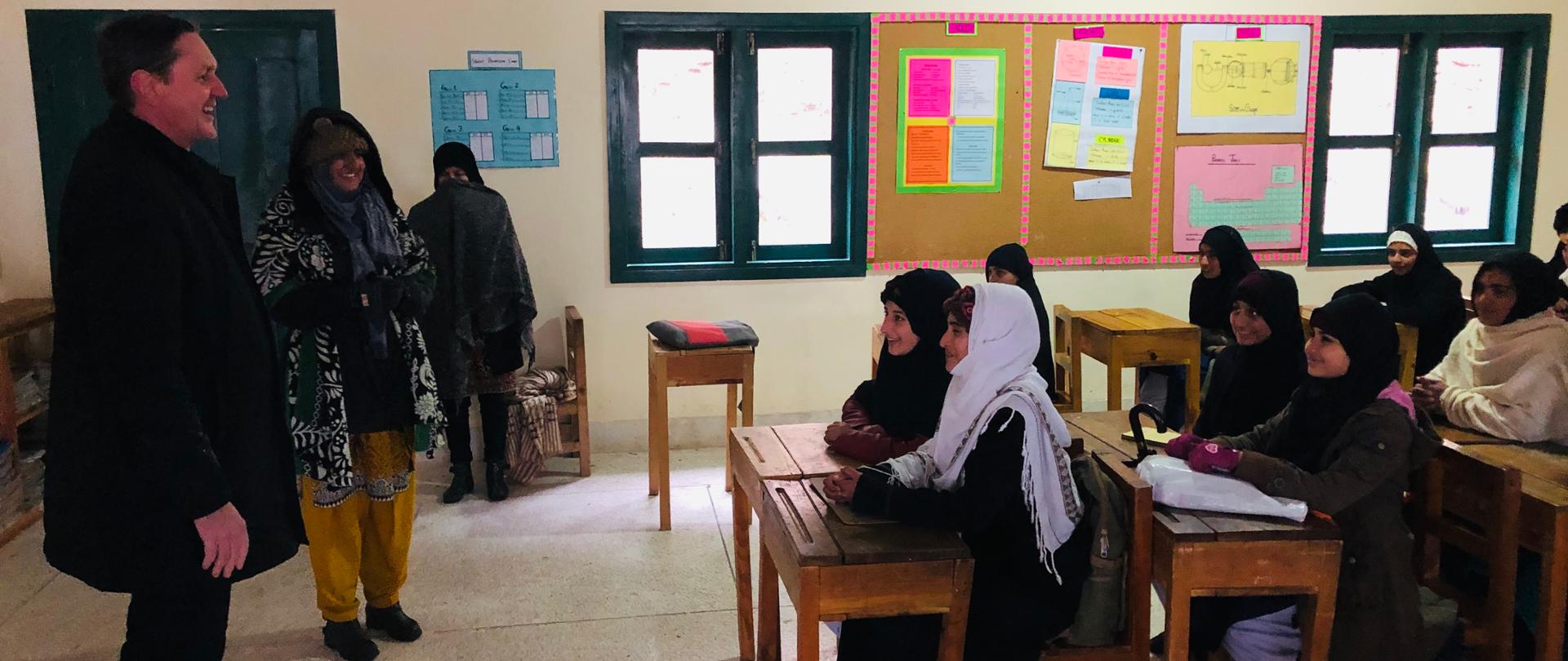 Zapewnienie dostępu do zasobów edukacyjnych online – budowa infrastruktury IT w Kaghan Memorial School fot. Ambasada RP w Islamabadzie