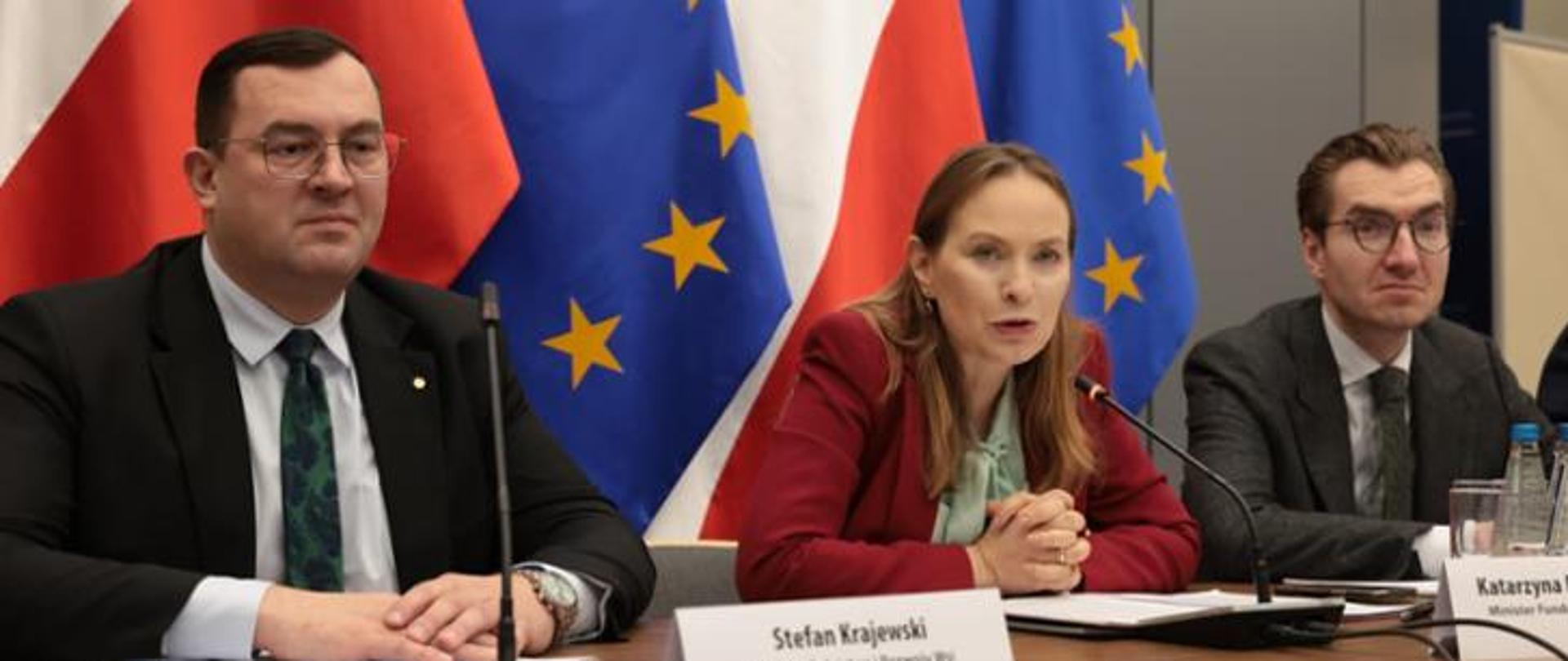 In the photo, Minister Katarzyna Pełczyńska-Nałęcz is sitting at the conference table with other participants