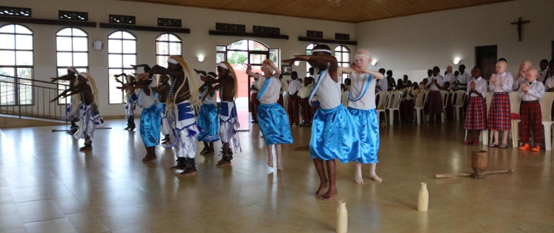 Pokaz tańca ludowego w Kibeho fot. A.Ostrowska