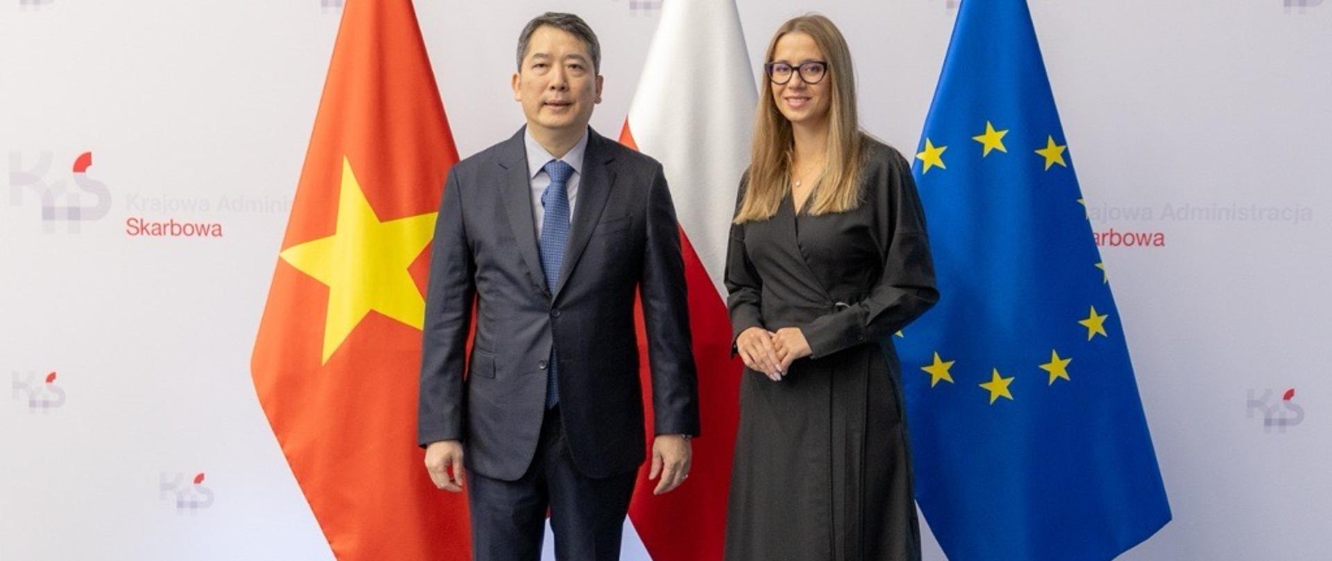 Zastępca Szefa Krajowej Administracji Skarbowej Małgorzata Krok z wiceministrem finansów Wietnamu Cao Anh Tuấn