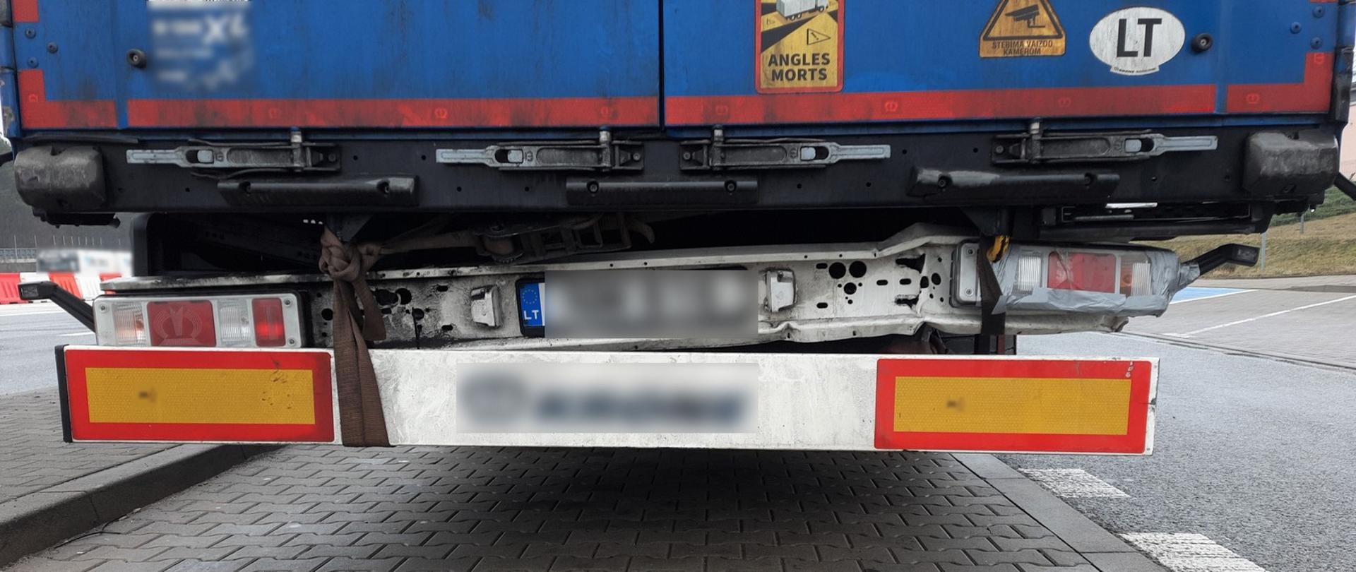 Wyrwany z konstrukcji ramy naczepy zderzak został przez kierowcę przymocowany pasami