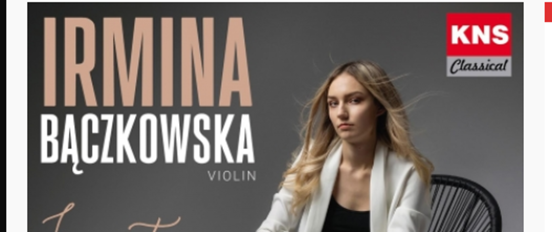 Uczennica ZPSM siedzi na krześle ze skrzypcami