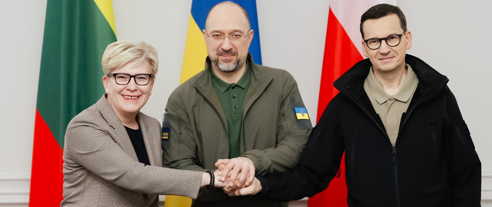 Premier Mateusz Morawiecki, premier Litwy Ingrida Šimonytė i premier Ukrainy Denys Szmyhal podczas spotkania szefów rządów państw Trójkąta Lubelskiego w Kijowie.