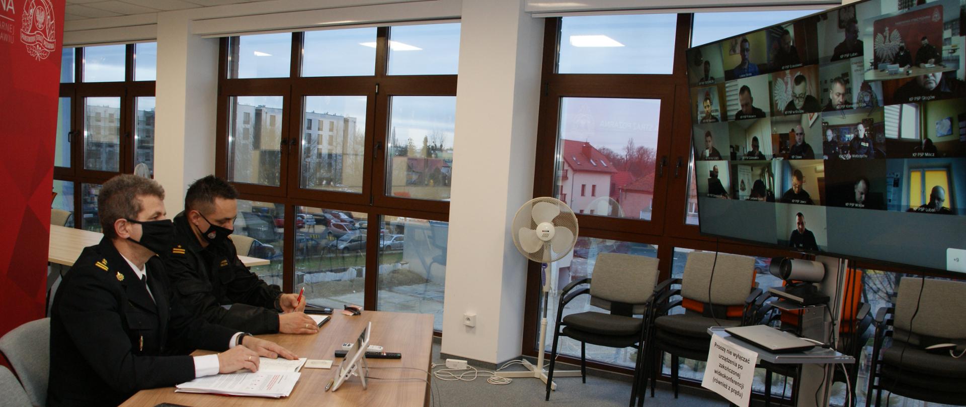 na zdjęciu komendant wojewódzki PSP prowadzący spotkanie w systemie wideokonferencji