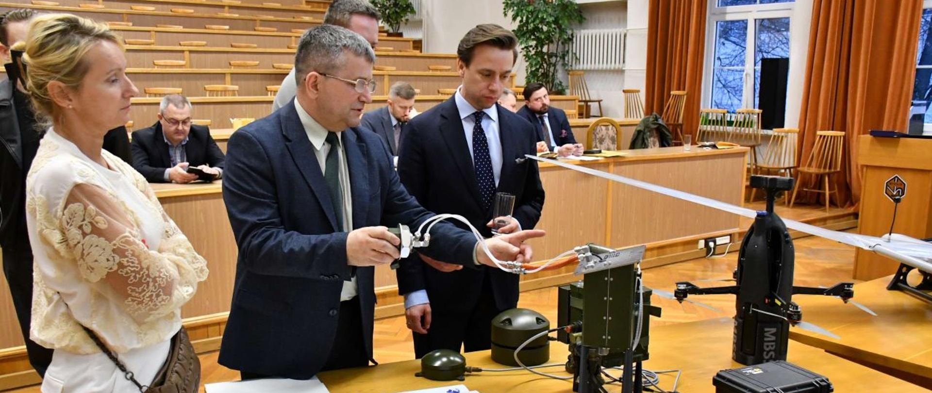 Posłowie Sejmowej Komisji Obrony w WIChiR.