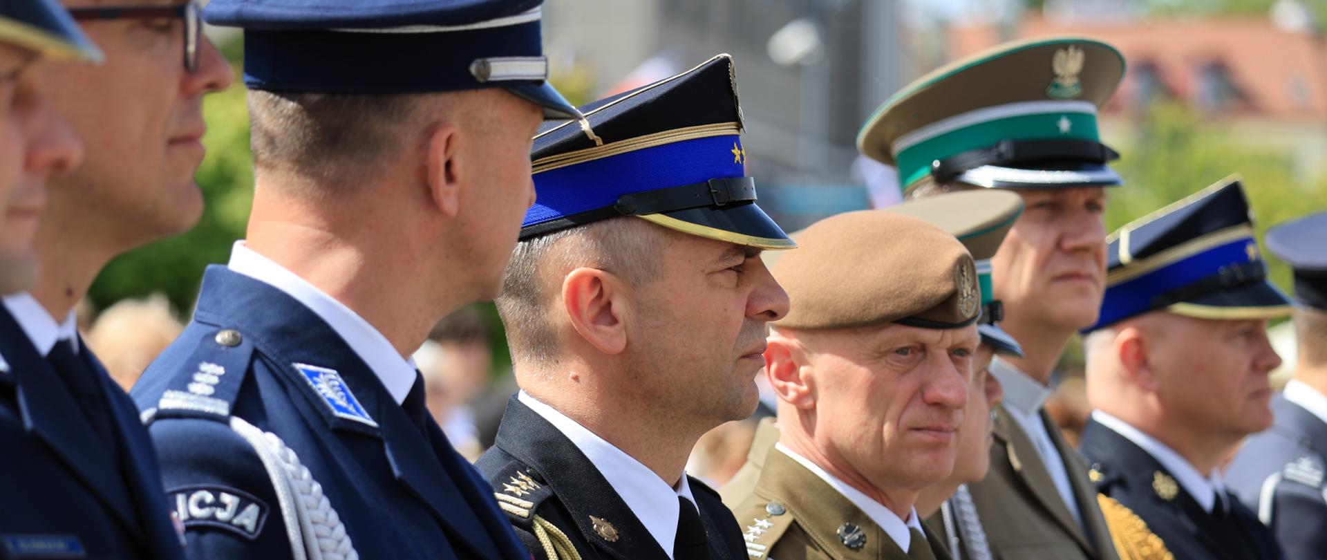 Uroczyste obchody Dnia Flagi Rzeczypospolitej Polskiej - przedstawiciele służb stoją w szyku
