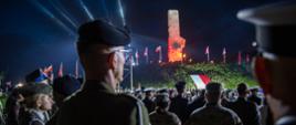 Żołnierze oraz zaproszeni goście stoją pod Pomnikiem Obrońców Wybrzeża w Gdańsku podczas uroczystości.