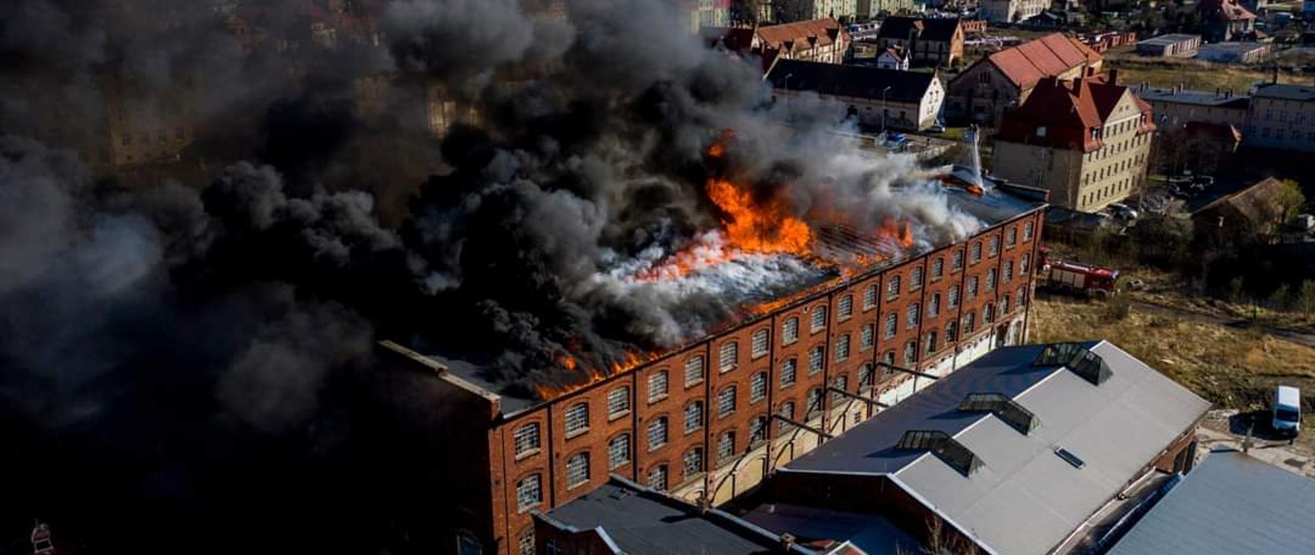 Bardzo duży pożar pustostanu w Bielawie