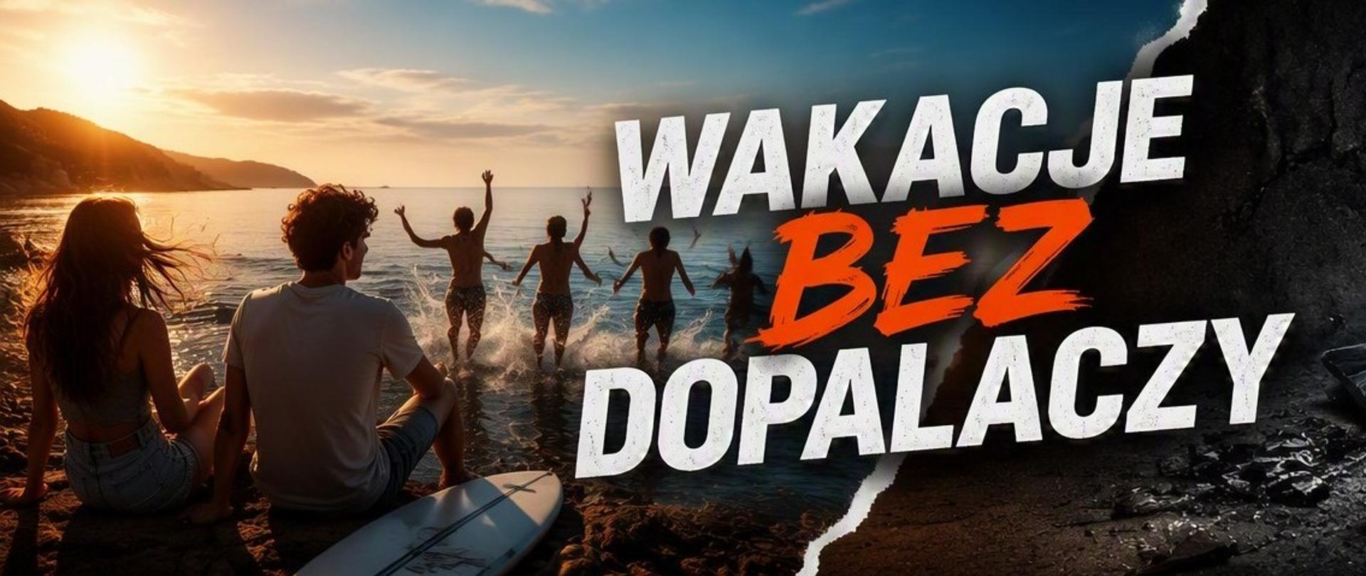 Baner profilaktyczny z napisem „WAKACJE BEZ DOPALACZY”. Po lewej stronie kilka osób przebywa nad morzem o zachodzie słońca, część wchodzi do wody. Po prawej stronie widoczne są porzucone opakowania dopalaczy na ciemnym, skalistym tle. Kompozycja kontrastowo zestawia bezpieczny wypoczynek z zagrożeniami związanymi z używaniem substancji psychoaktywnych