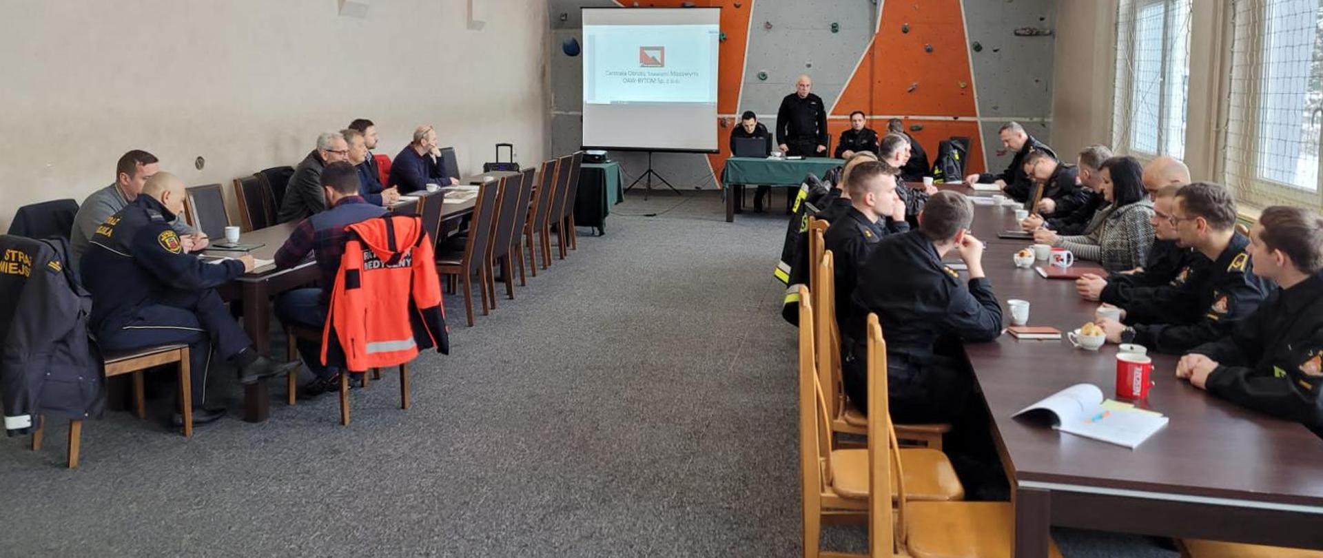 Strażacy oraz przedstawiciele służb i podmiotów współdziałających podczas części warsztatowej ćwiczeń.