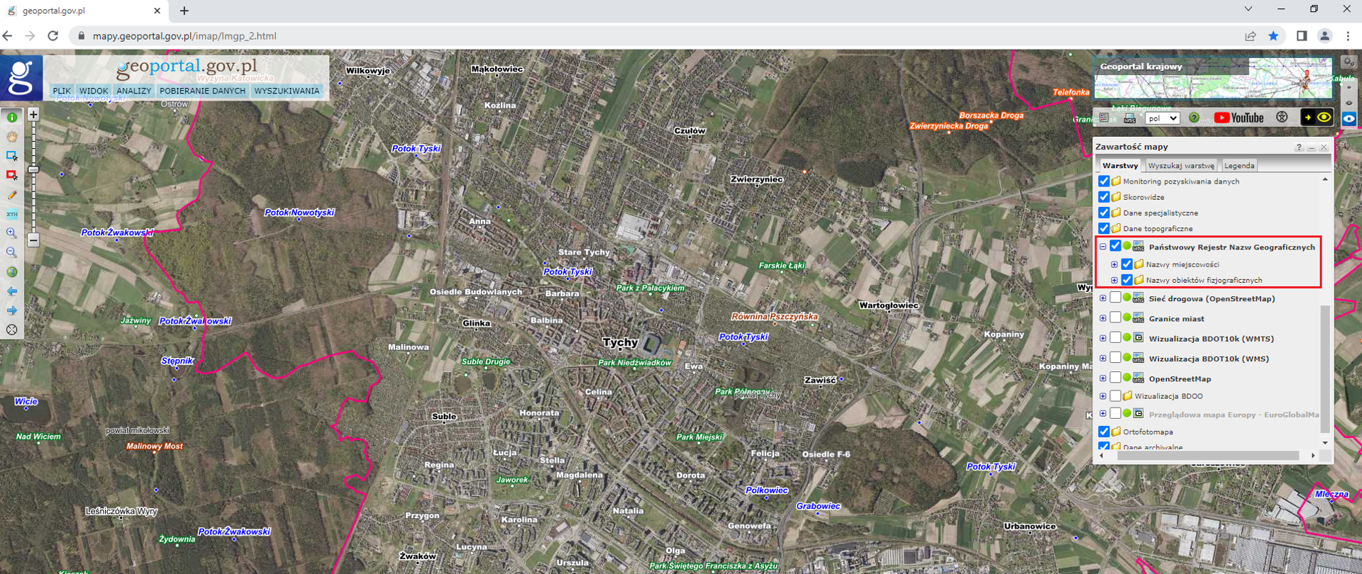 Ilustracja przedstawiająca zrzut ekranu z serwisu www.geoportal.gov.pl z uruchomioną usługą przeglądania danych państwowego rejestru nazw geograficznych oraz ortofotomapy na obszarze miasta Tychy.