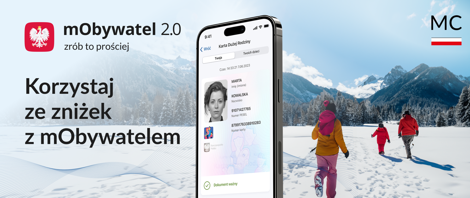 Rodzina w górach w zimowej scenerii. Ekran smartfona, na którym wyświetla się Karta Dużej Rodziny. Korzystaj ze zniżek z mObywatelem. Loga Ministerstwa Cyfryzacji i mObywatela.
