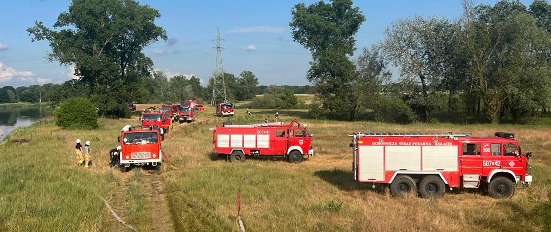 Na zdjęciu samochody strażackie w trakcie realizacji ćwiczeń podawania wody na duże odległości

