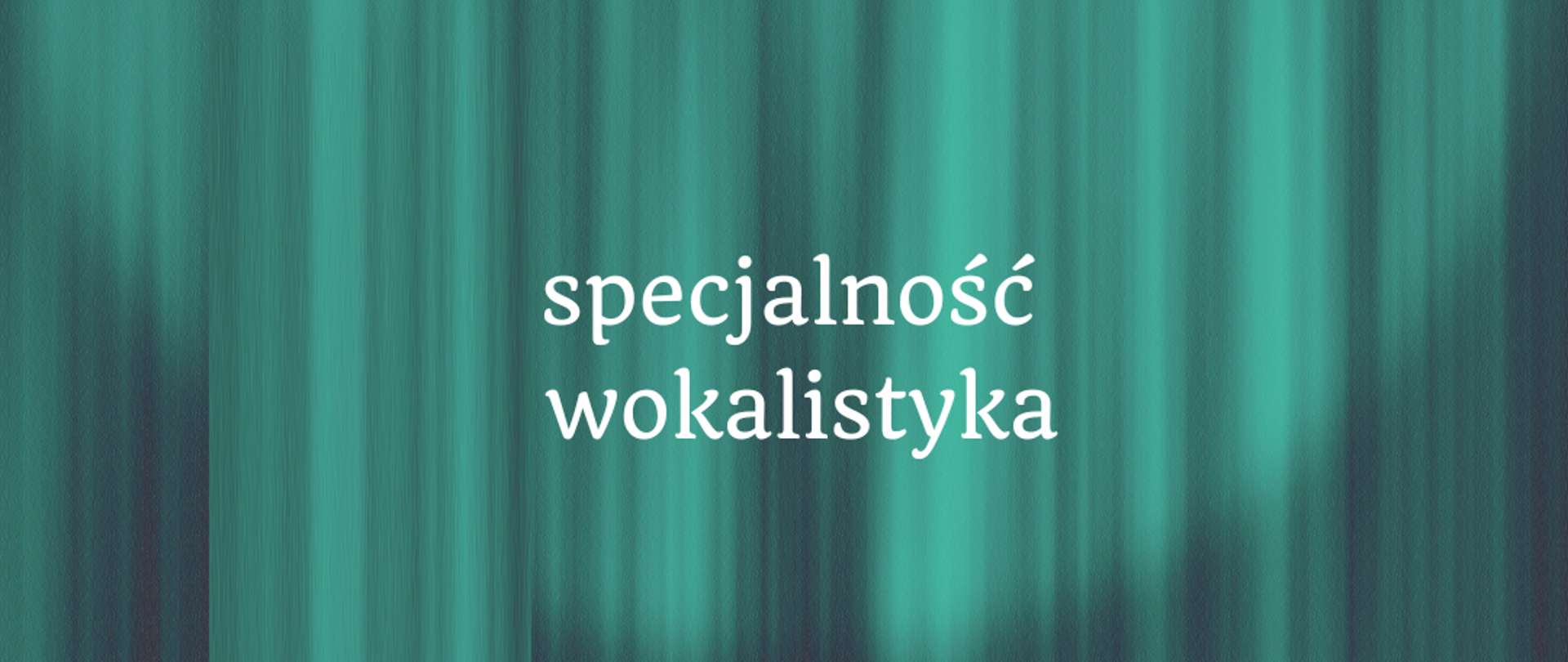 na zielonym tle imitującym kotarę biały napis, w lewym górnym rogu białe logo szkoły