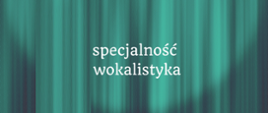na zielonym tle imitującym kotarę biały napis