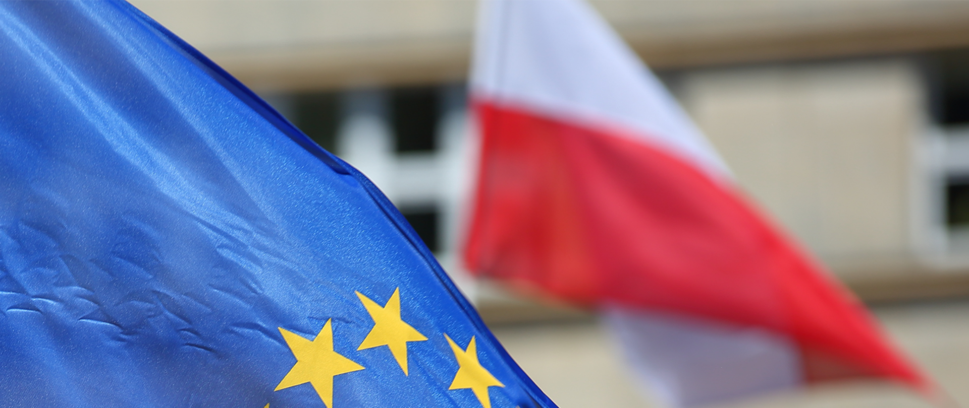 na zdjęciu flaga ue i polski