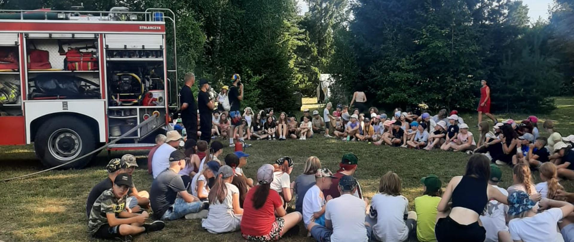 Wizyta strażaków w bazie harcerskiej "KAMIONEK" w Kamiennej Nowej