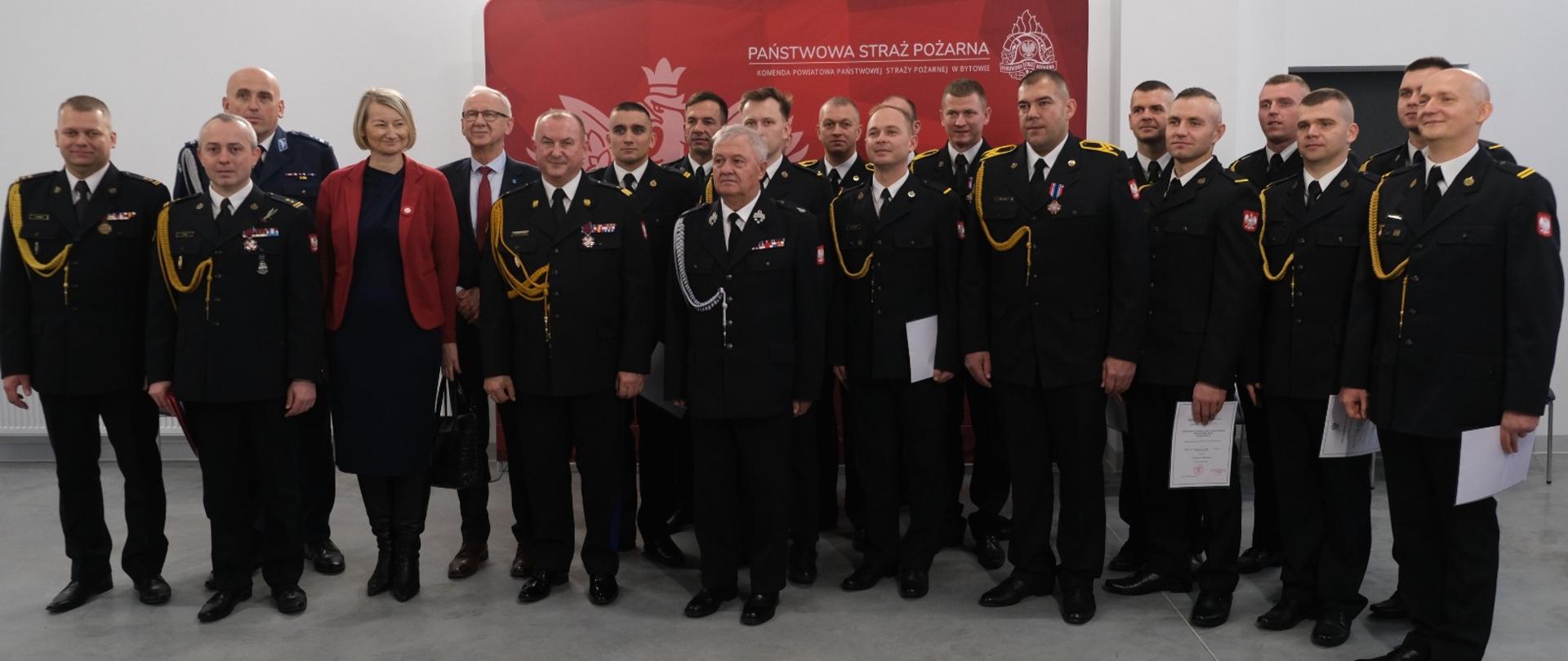 Zdjęcie grupowe kartuskich funkcjonariuszy po zakończeniu uroczystości.