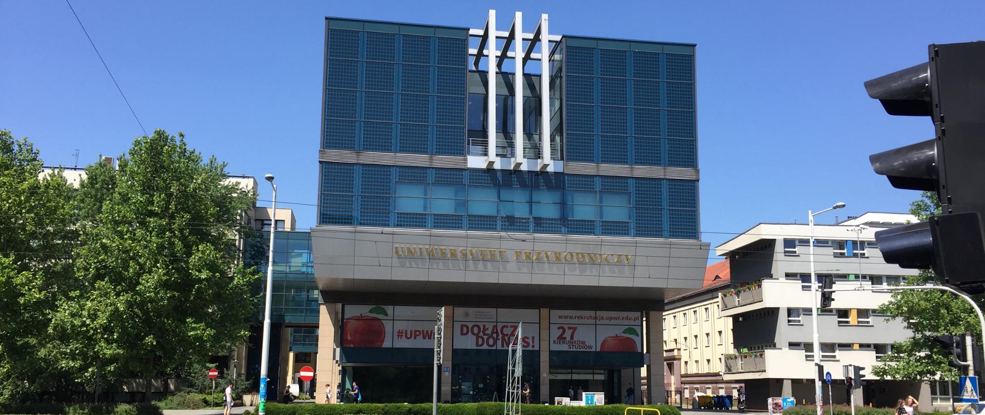 Zdjęcie przedstawia budynek Wydziału Przyrodniczo-Technicznego Uniwersytetu Przyrodniczego we Wrocławiu