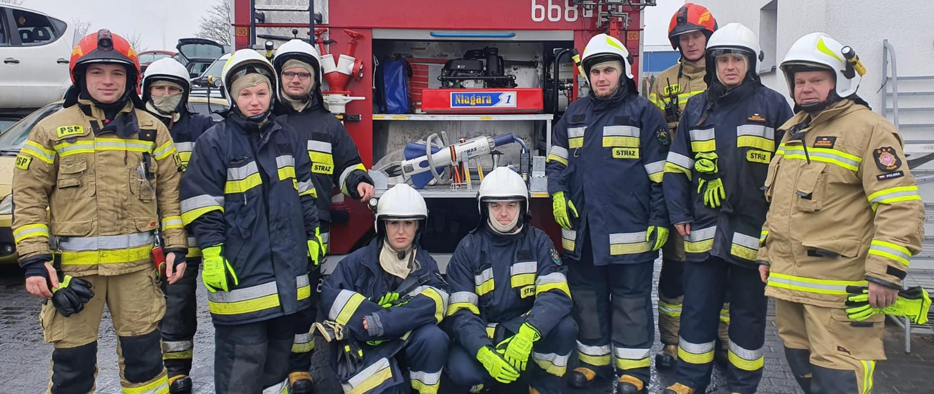 Na zdjęciu OSP Kujan wraz z funkcjonariuszami JRG Złotów na tle samochodu strażackiego