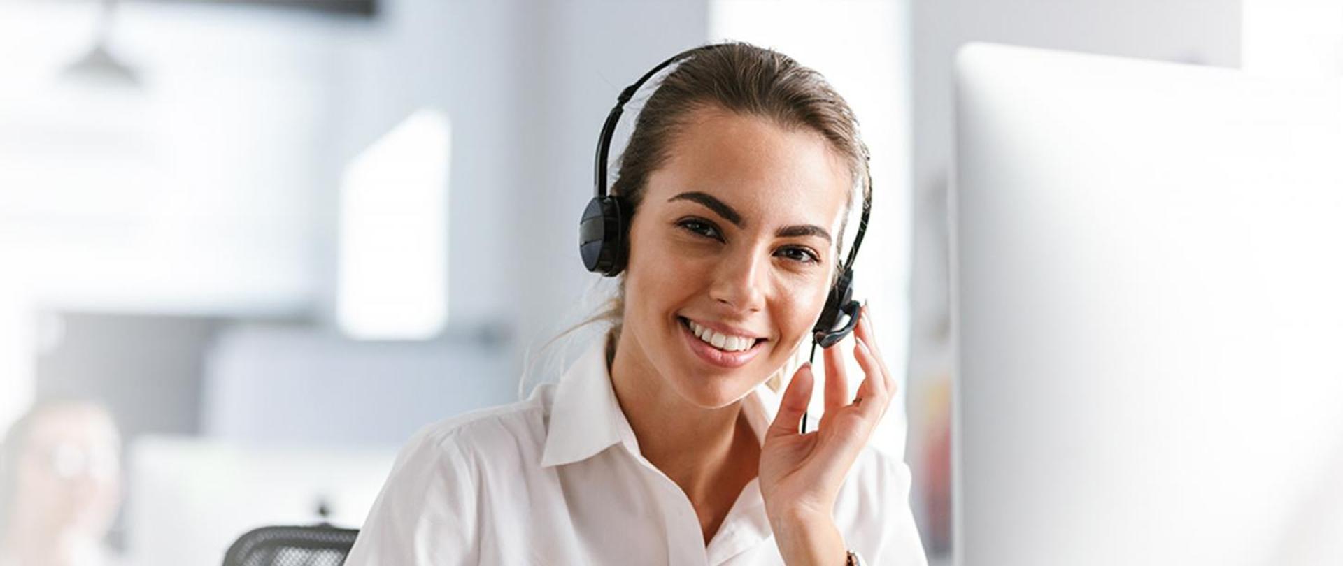 Zdjęcie do artykułu ilustrujące konsultantkę dzwoniącą w sprawie szczepienie przeciwko COVID-19