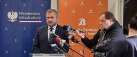 Wiceminister infrastruktury Stanisław Bukowiec w trakcie briefingu
