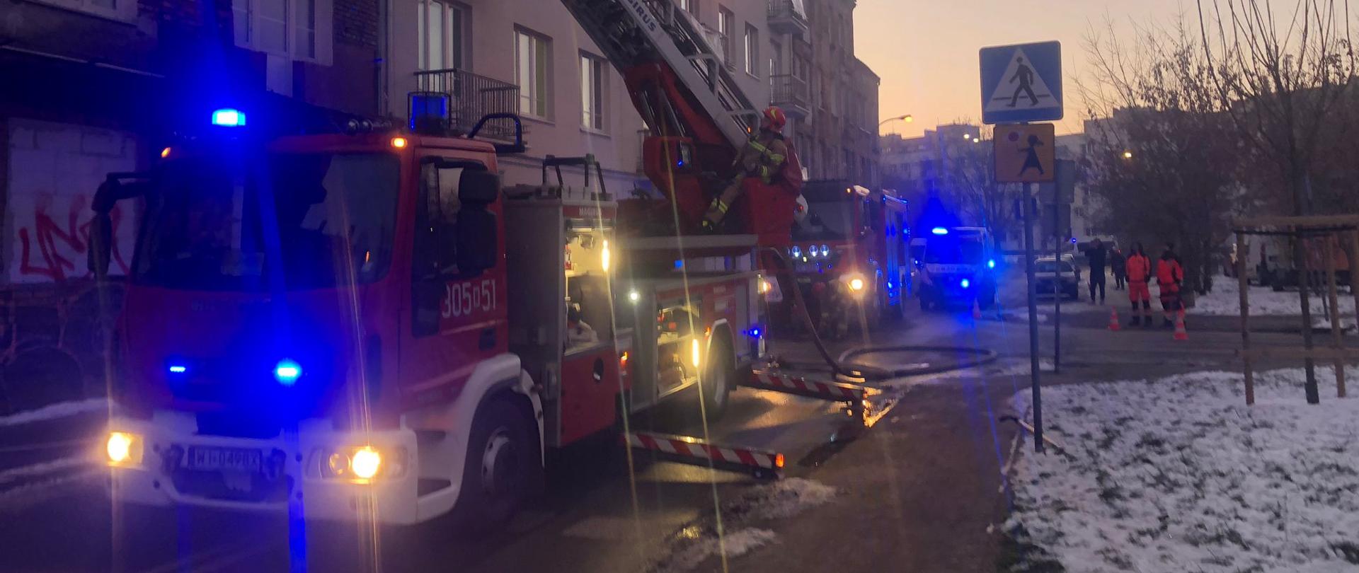 Sprawiona drabina mechaniczna z włączonymi niebieskimi światłami błyskowymi