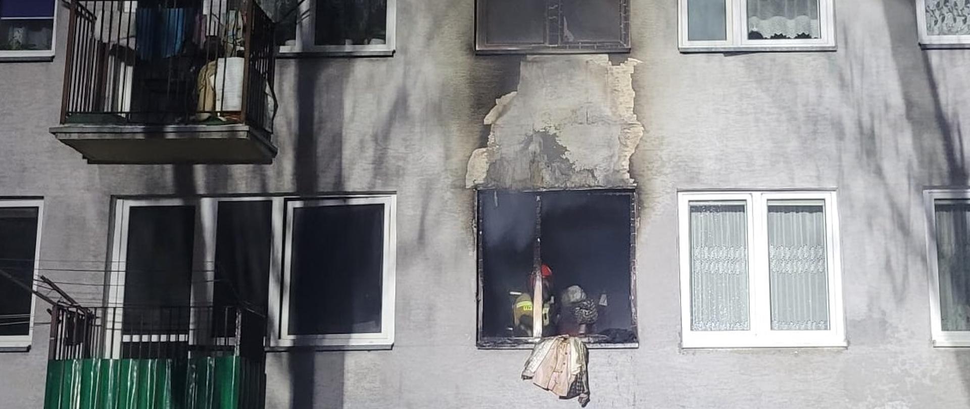 POŻAR MIESZKANIA W KOLE PRZY UL. HENRYKA SIENKIEWICZA