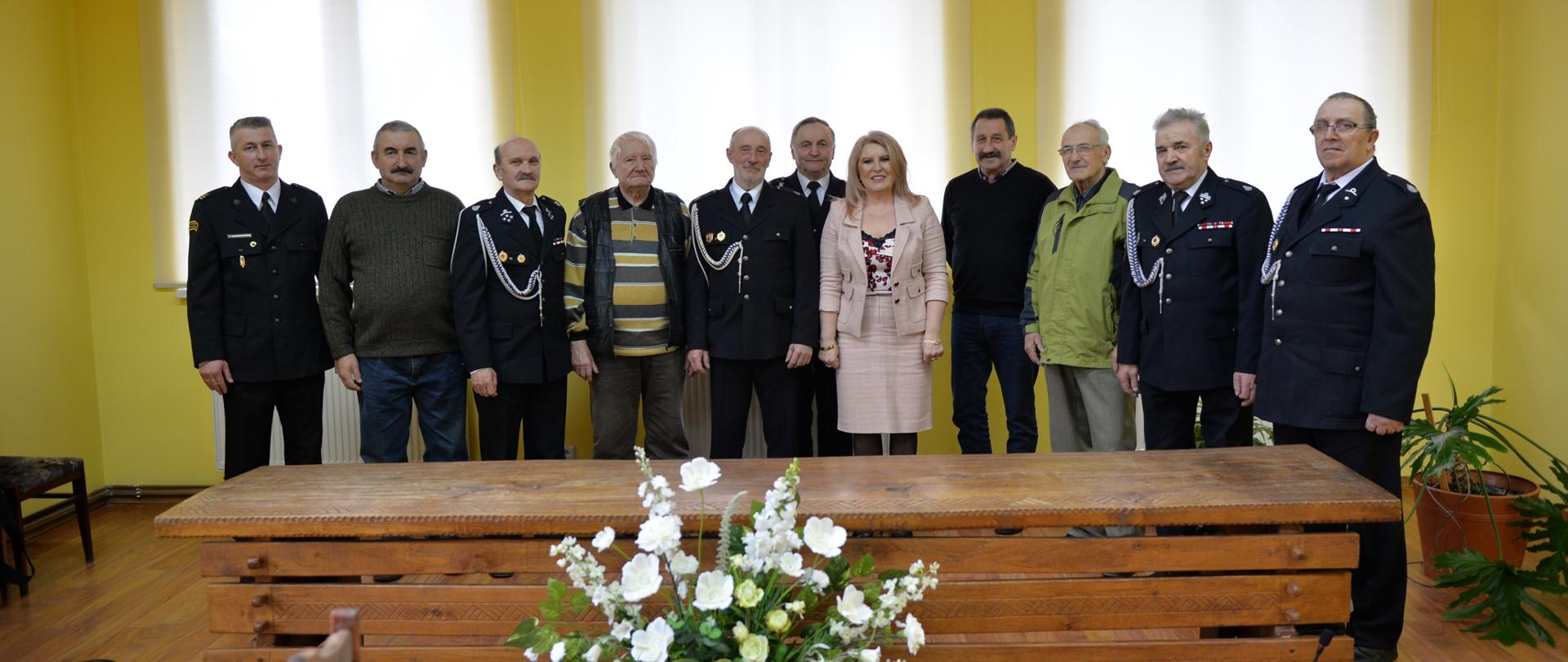 Zdjęcie przedstawia wręczenie decyzji o przyznaniu świadczenia ratowniczego dla strażaków OSP w Gminie Cisna.