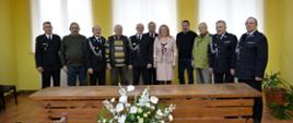 Zdjęcie przedstawia wręczenie decyzji o przyznaniu świadczenia ratowniczego dla strażaków OSP w Gminie Cisna.