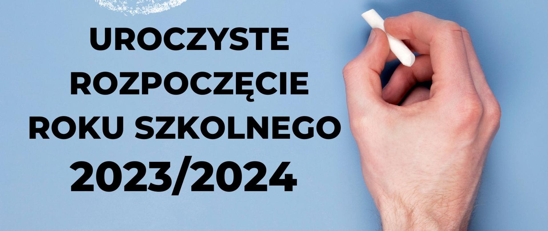Plakat na rozpoczęcie roku szkolnego 2023/2024. Niebieskie tło na środku duża nuta narysowana kredą oraz ręka trzymająca kredę. U góry logo szkoły