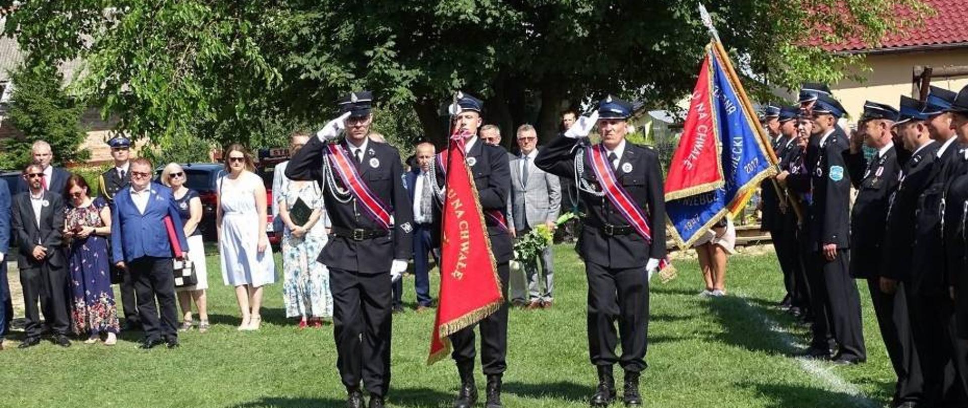 Na zdjęciu poczet sztandarowy OSP, za pocztem stoją zaproszeni goście, a obok stoją w szeregu strażacy OSP wraz ze sztandarem. 