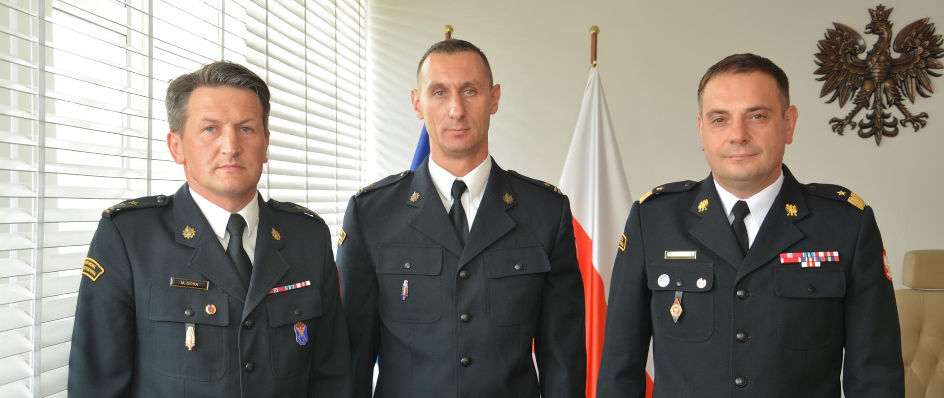 Zdjęcie przedstawia Komendanta Miejskiego PSP w Kielcach, nowego zastępce komendanta oraz Świętokrzyskiego Komendanta Wojewódzkiego PSP