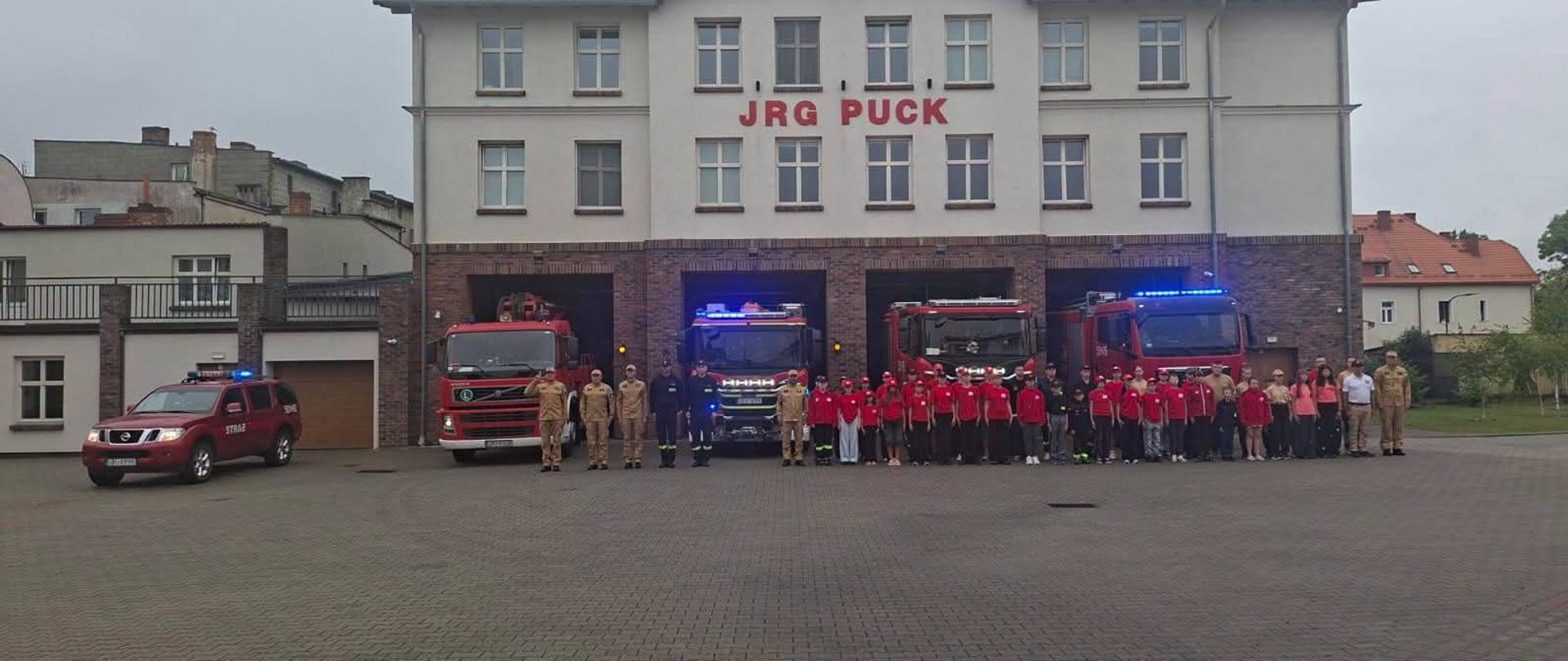 Na zdjęciu funkcjonariusze Zmiany III z Jednostki Ratowniczo Gaśniczej w Pucku oraz druhny i druhowie Obozu Młodzieżowych Drużyn Pożarniczych Powiatu Wałbrzyskiego oddają honor bohaterom Powstania Warszawskiego 