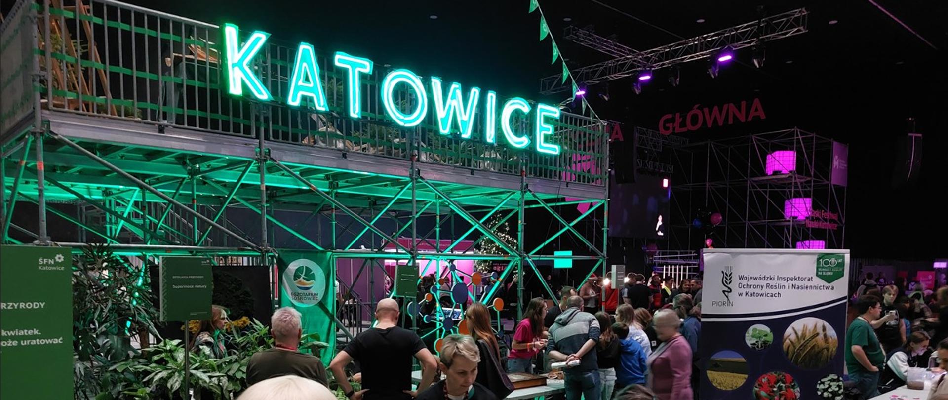 Stoisko WIORiN na Śląskim Festiwalu Nauki w Katowicach. Widok na główną halę wystawienniczą.