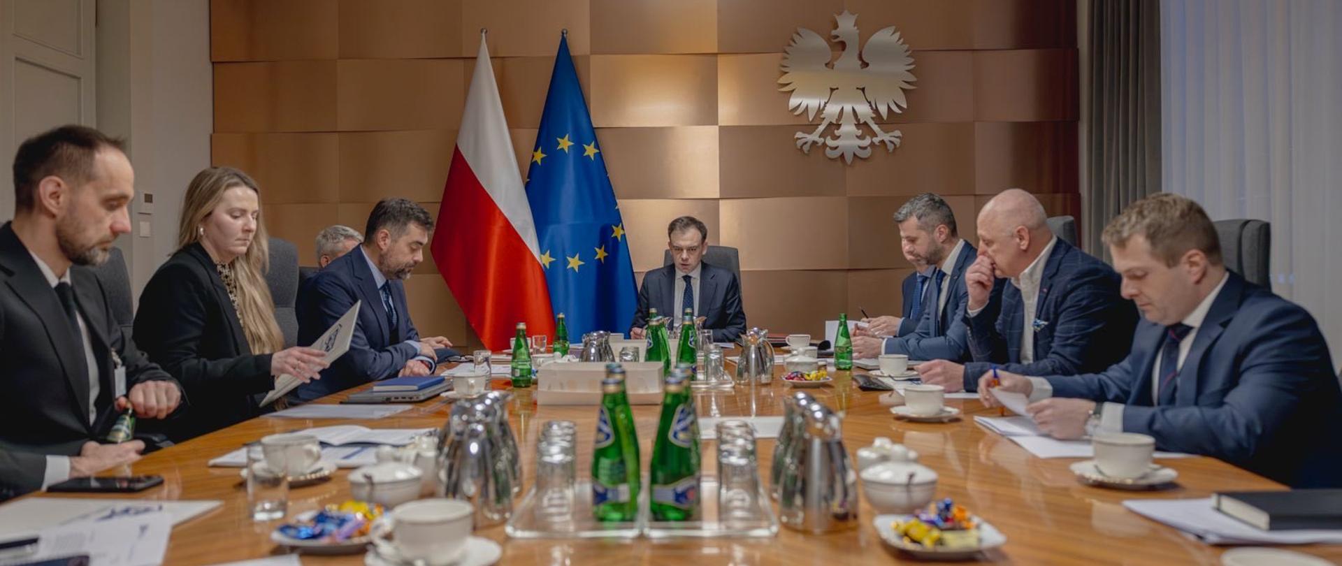 Minister Andrzej Domański podczas spotkania z przedstawicielami największych producentów sektora chemicznego w Polsce