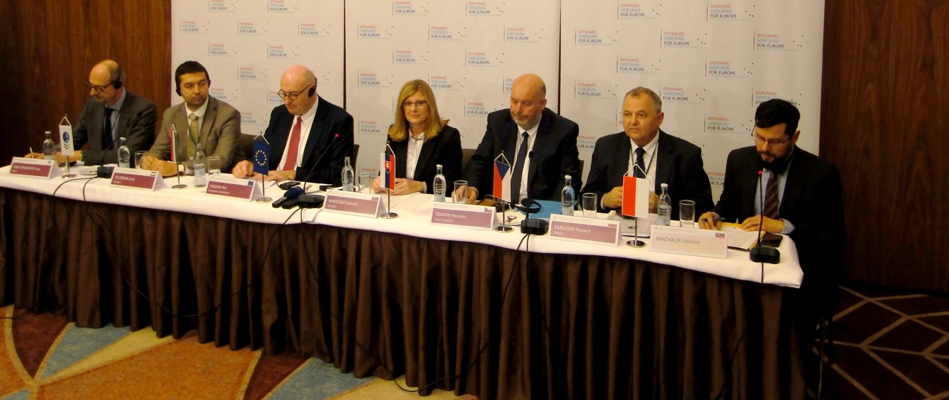 Uczestnicy konferencji ministerialnej w Bratysławie